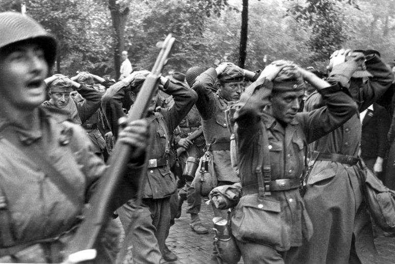 Capture-of-German-soldiers-by-Americans.-World-War-II.-Maastricht-The-Netherlands-September-1944.1.jpg